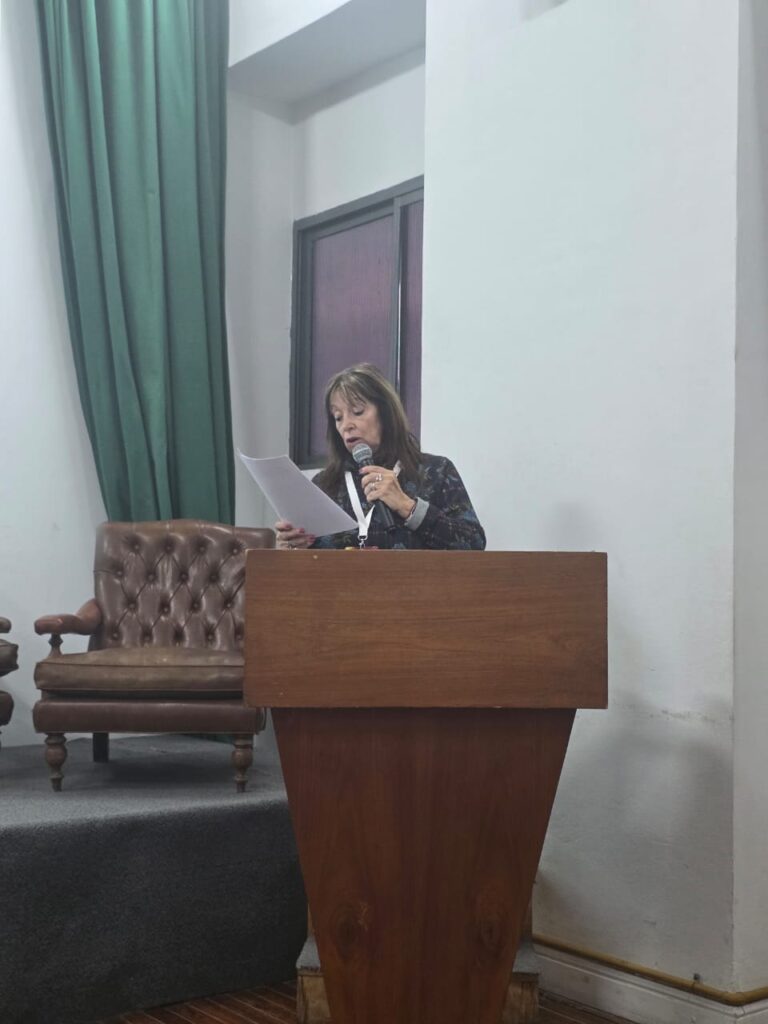 Dra. Laura Greiner disertando en el congreso