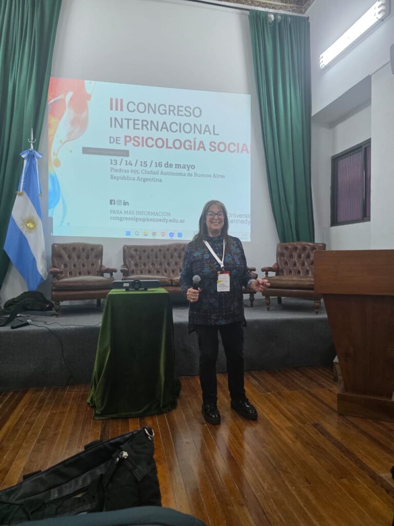 Dra. Laura Greiner hablando desde el atril en una conferencia
